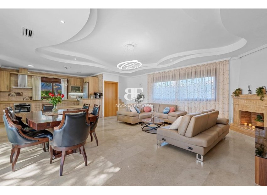 Resale - Villa -
Orihuela Costa - Campoamor