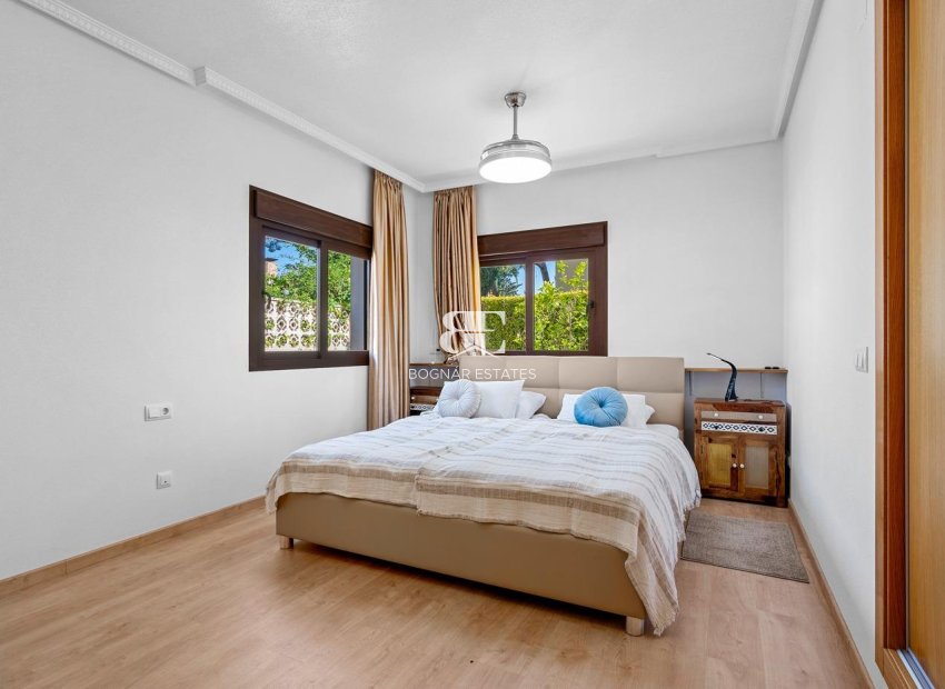 Resale - Villa -
Orihuela Costa - Campoamor