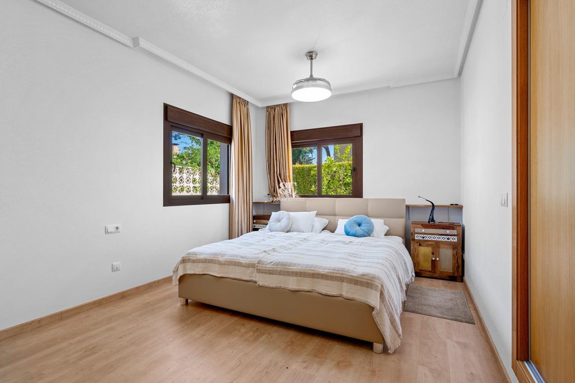 Resale - Villa -
Orihuela Costa - Campoamor