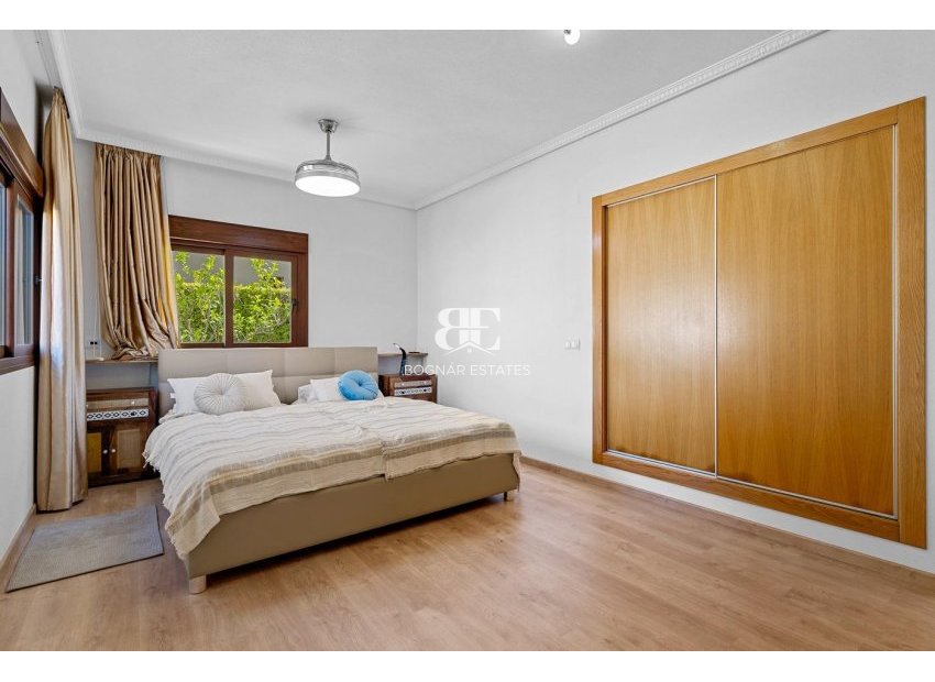 Resale - Villa -
Orihuela Costa - Campoamor