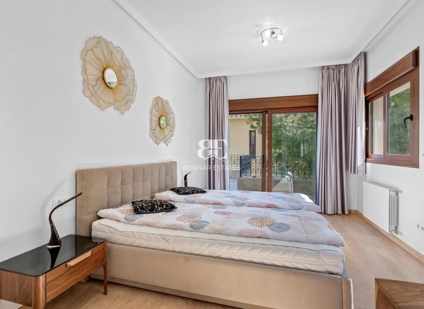Resale - Villa -
Orihuela Costa - Campoamor