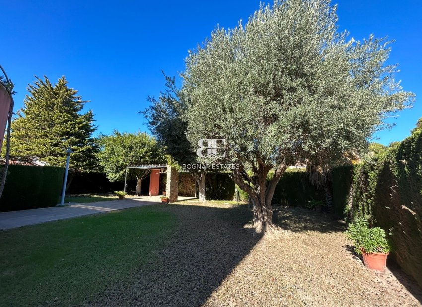 Resale - Villa -
Orihuela Costa - Dehesa de campoamor