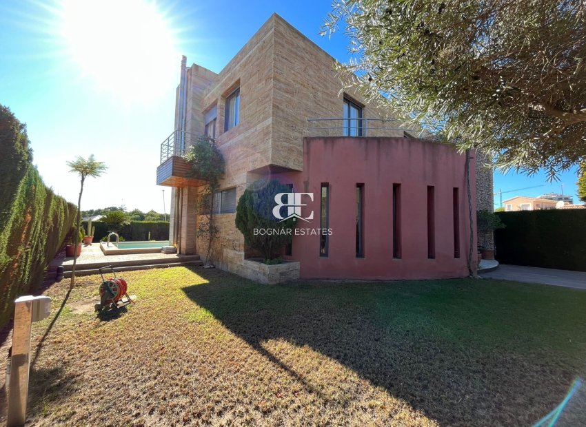 Resale - Villa -
Orihuela Costa - Dehesa de campoamor