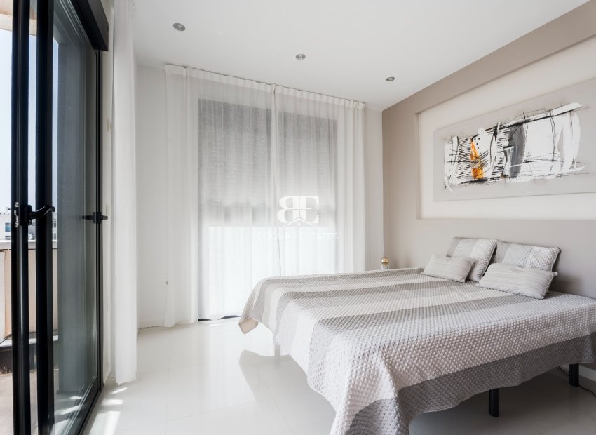 Resale - Villa -
Orihuela Costa - La Zenia