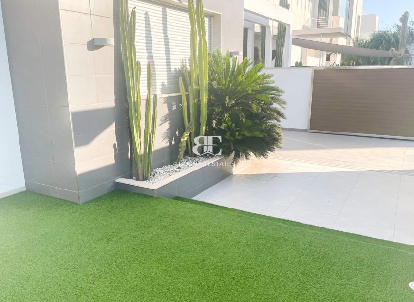 Resale - Villa -
Orihuela Costa - Mil Palmeras
