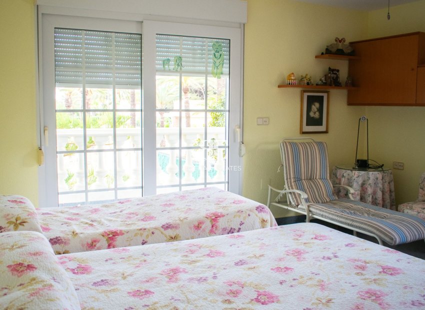 Resale - Villa -
Orihuela Costa - MUY CERCA DE LA PLAYA