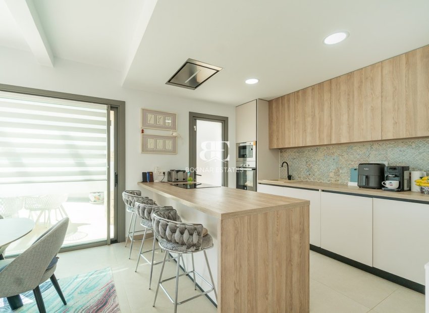 Resale - Villa -
Orihuela Costa - Villamartin Golf