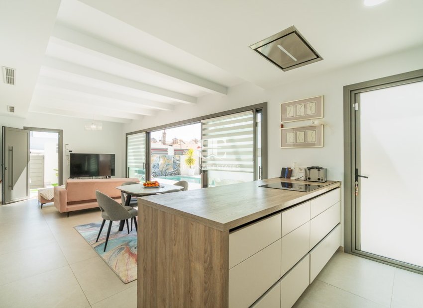 Resale - Villa -
Orihuela Costa - Villamartin Golf