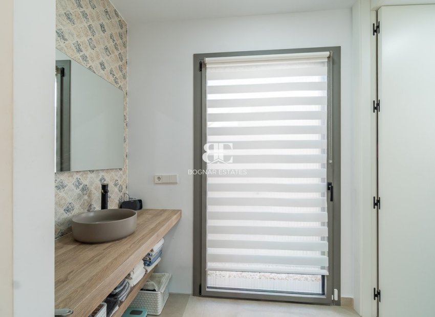 Resale - Villa -
Orihuela Costa - Villamartin Golf