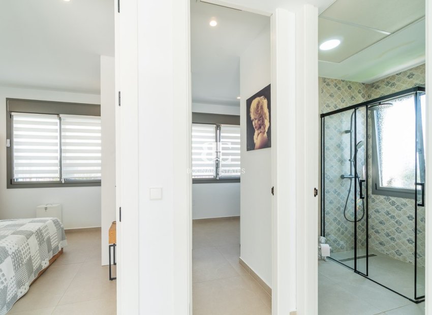 Resale - Villa -
Orihuela Costa - Villamartin Golf