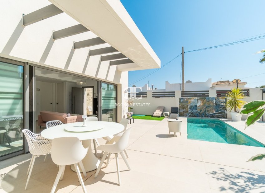 Resale - Villa -
Orihuela Costa - Villamartin Golf