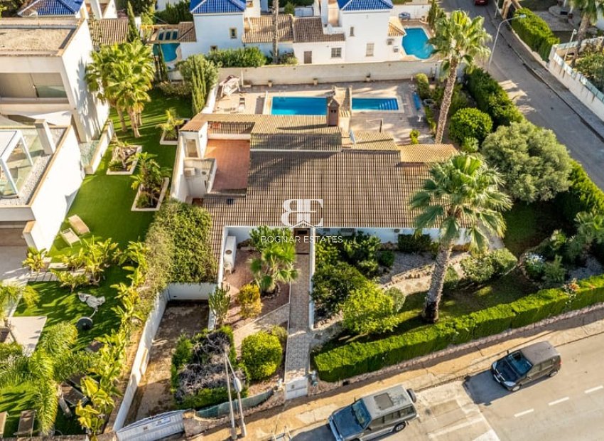 Resale - Villa -
Orihuela Costa - Villamartín