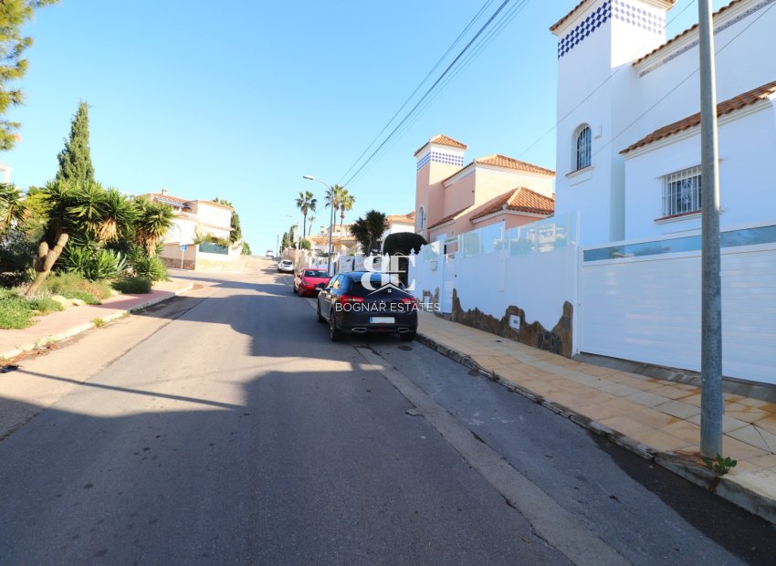 Resale - Villa -
Orihuela Costa - Villamartín