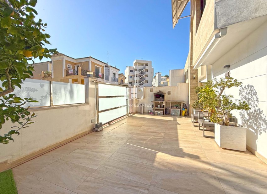 Resale - Villa -
Orihuela Costa - Villamartín
