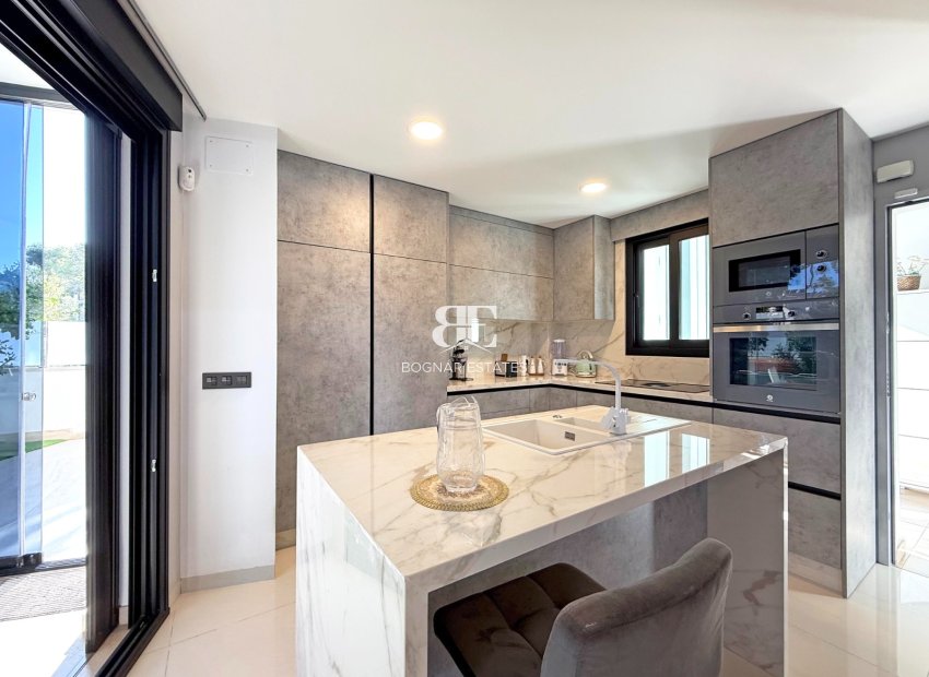 Resale - Villa -
Orihuela Costa - Villamartín