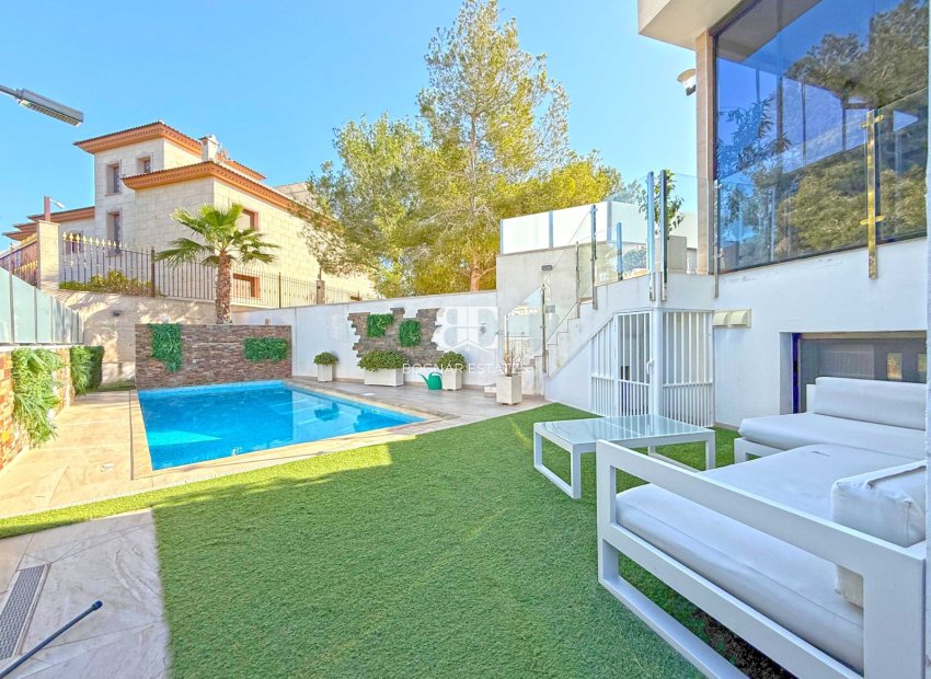 Resale - Villa -
Orihuela Costa - Villamartín