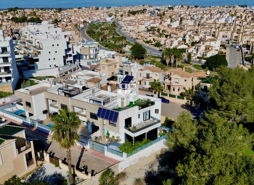 Resale - Villa -
Orihuela Costa - Villamartín