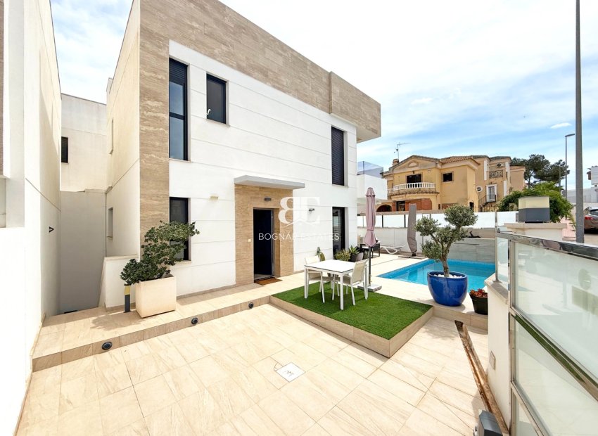 Resale - Villa -
Orihuela Costa - Villamartín