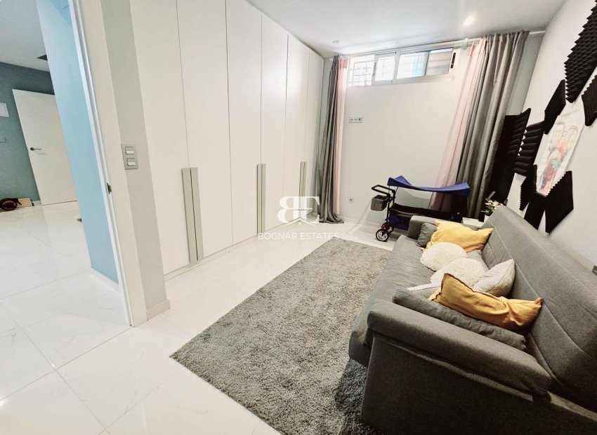 Resale - Villa -
Orihuela Costa - Villamartín