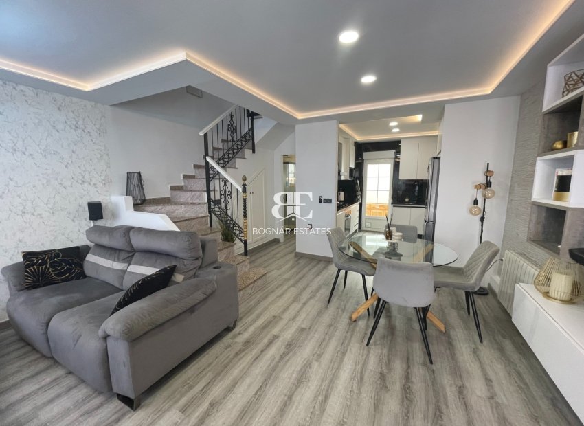 Resale - Villa -
Orihuela Costa - Villamartín