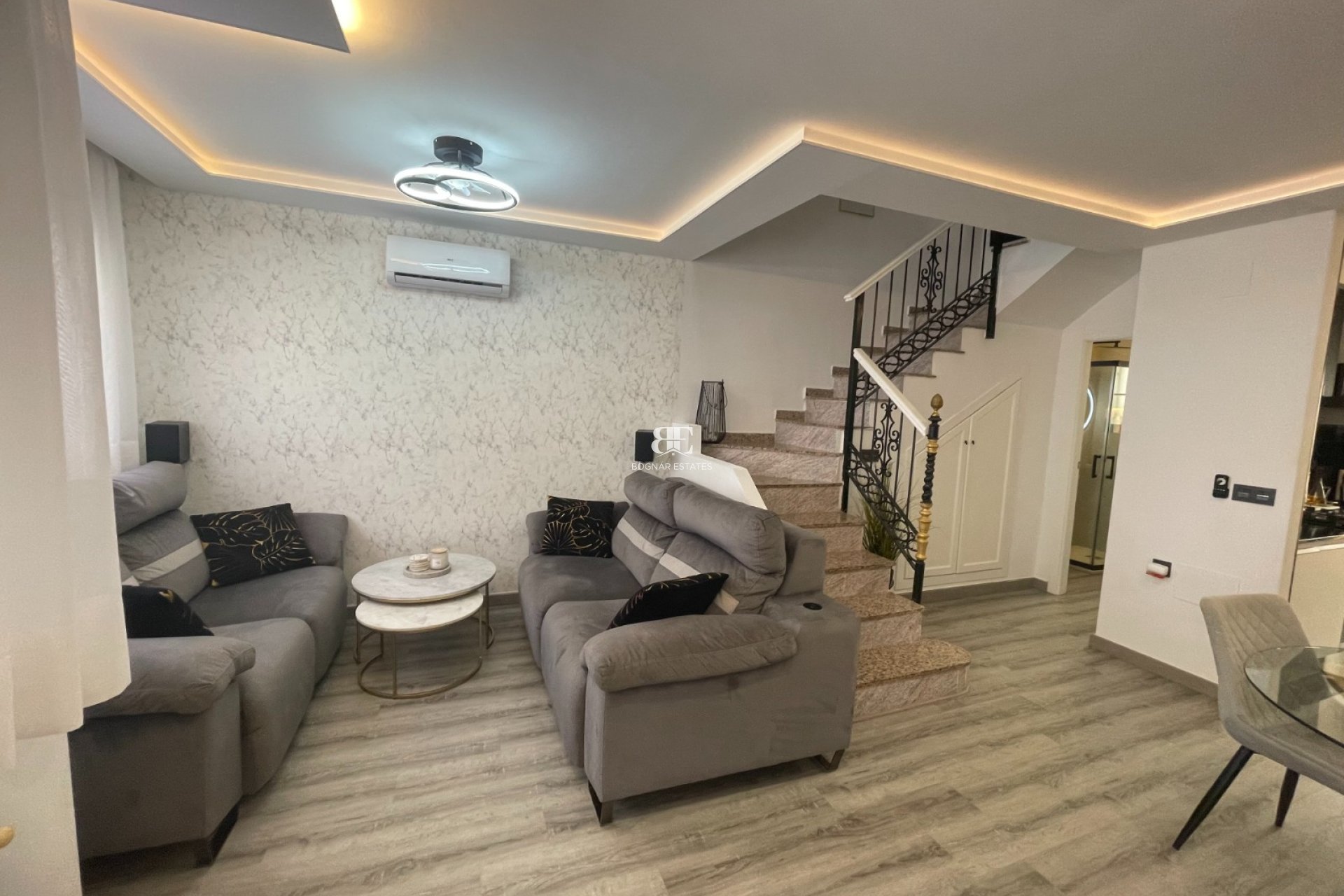 Resale - Villa -
Orihuela Costa - Villamartín