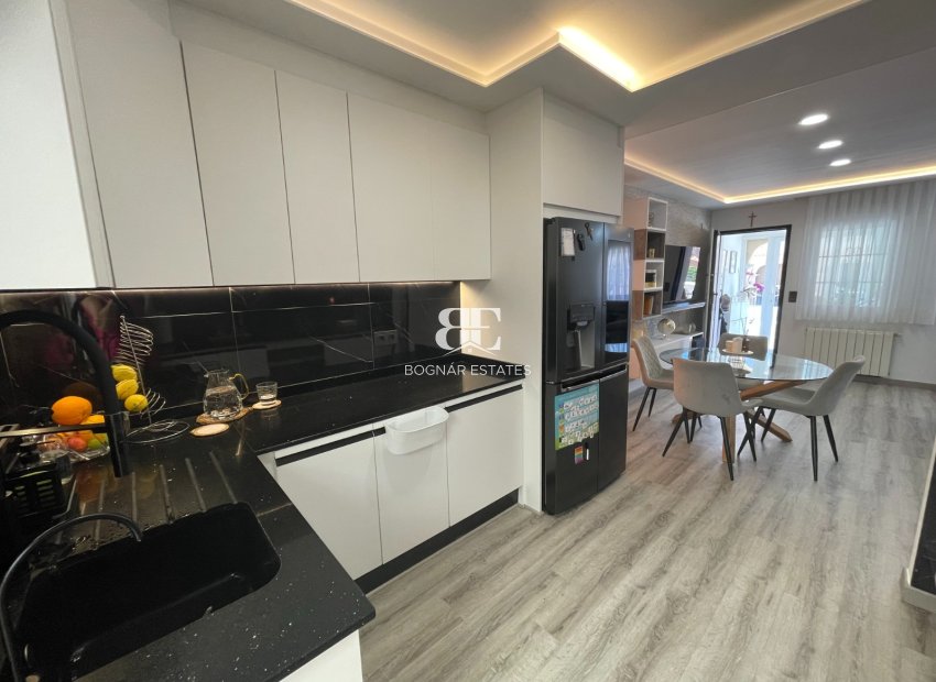 Resale - Villa -
Orihuela Costa - Villamartín