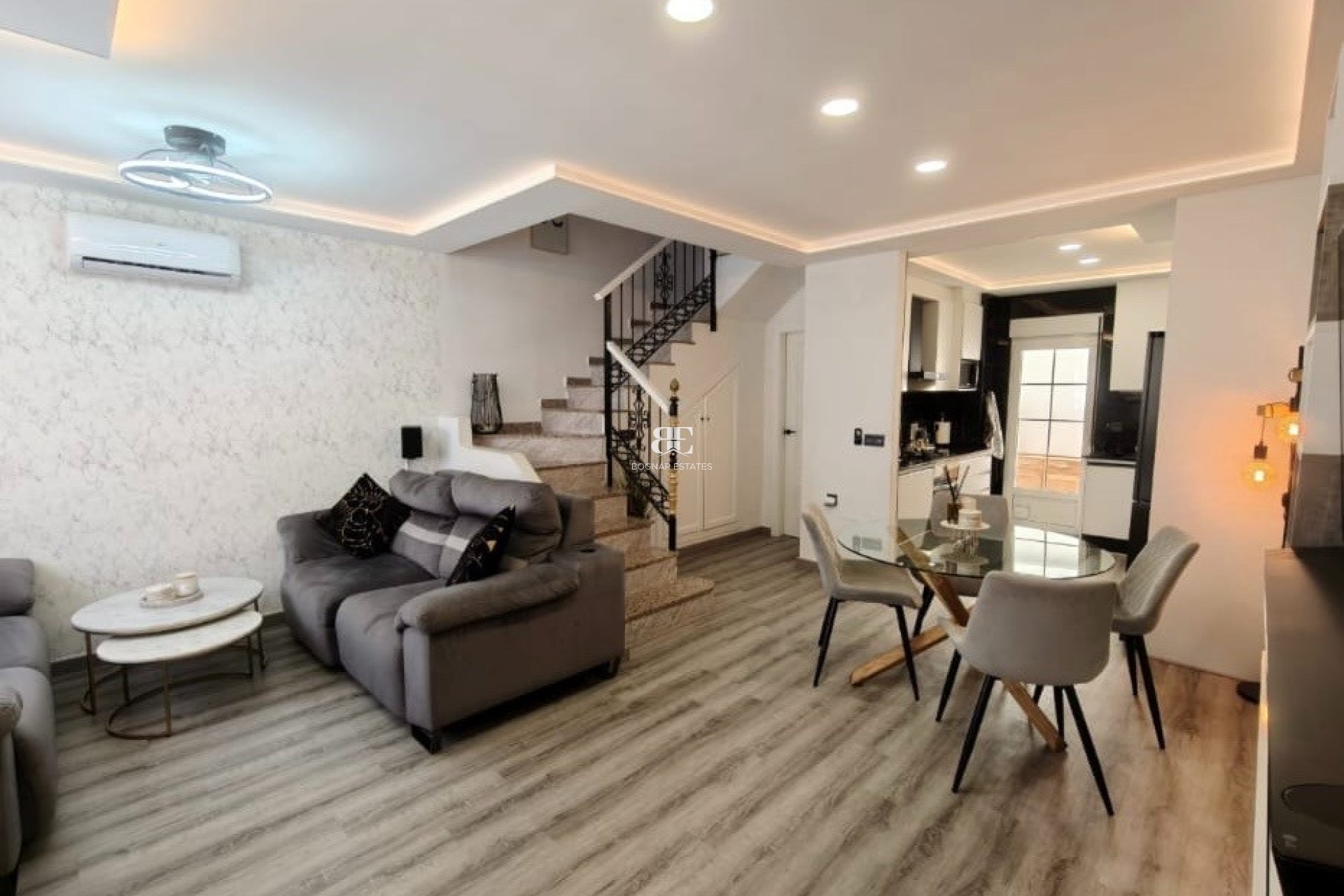 Resale - Villa -
Orihuela Costa - Villamartín