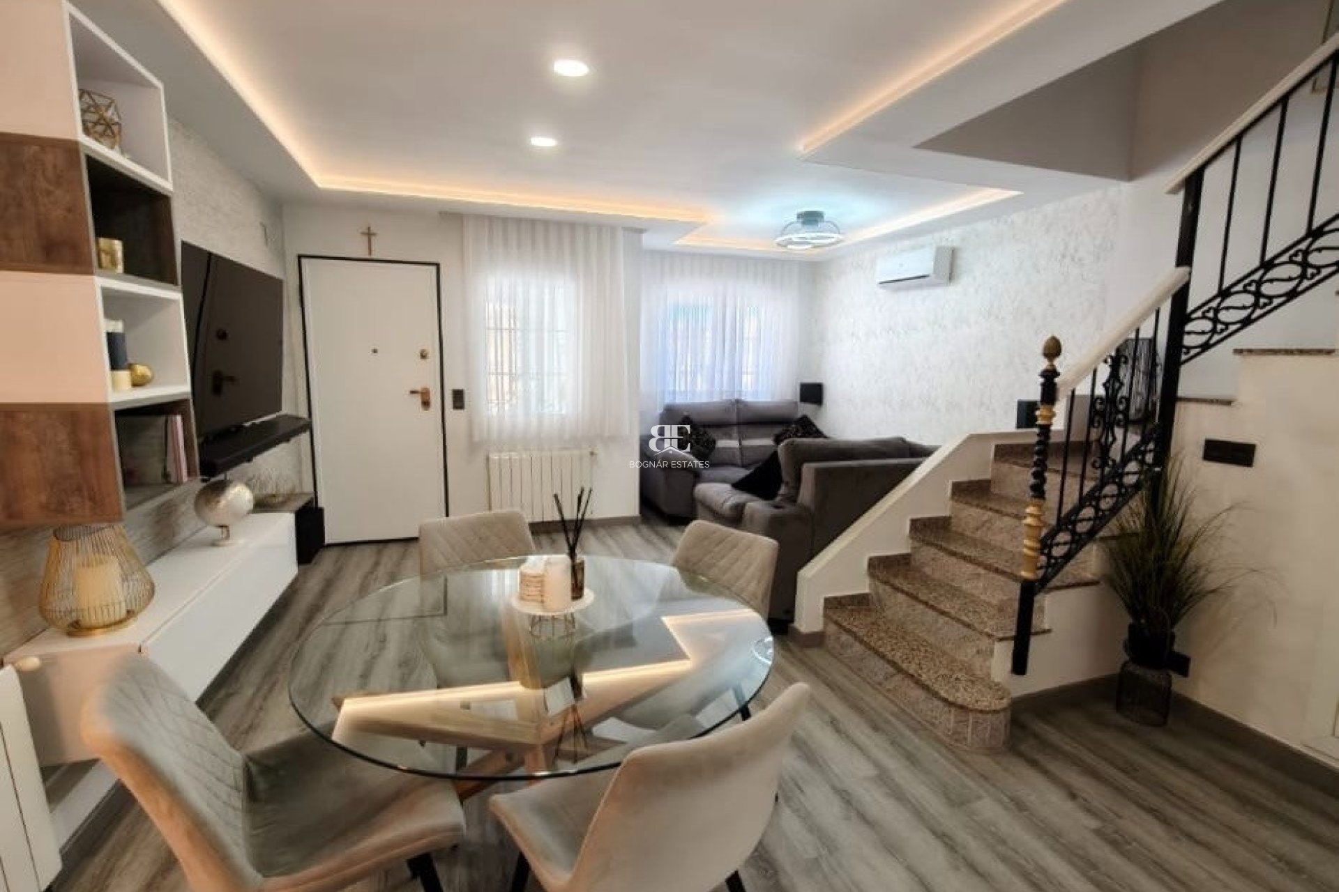 Resale - Villa -
Orihuela Costa - Villamartín