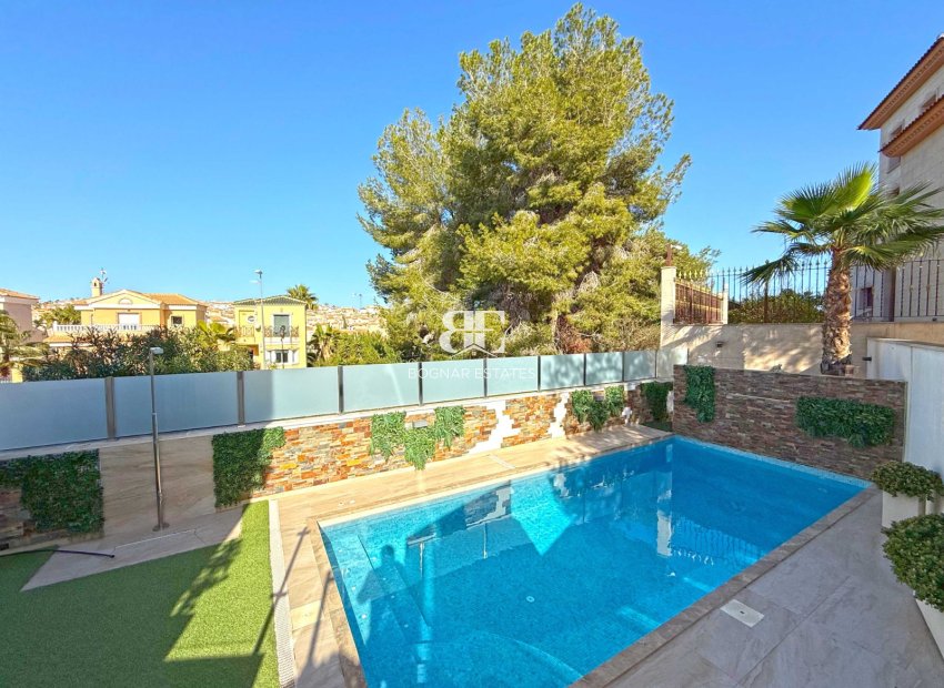 Resale - Villa -
Orihuela Costa - Villamartín