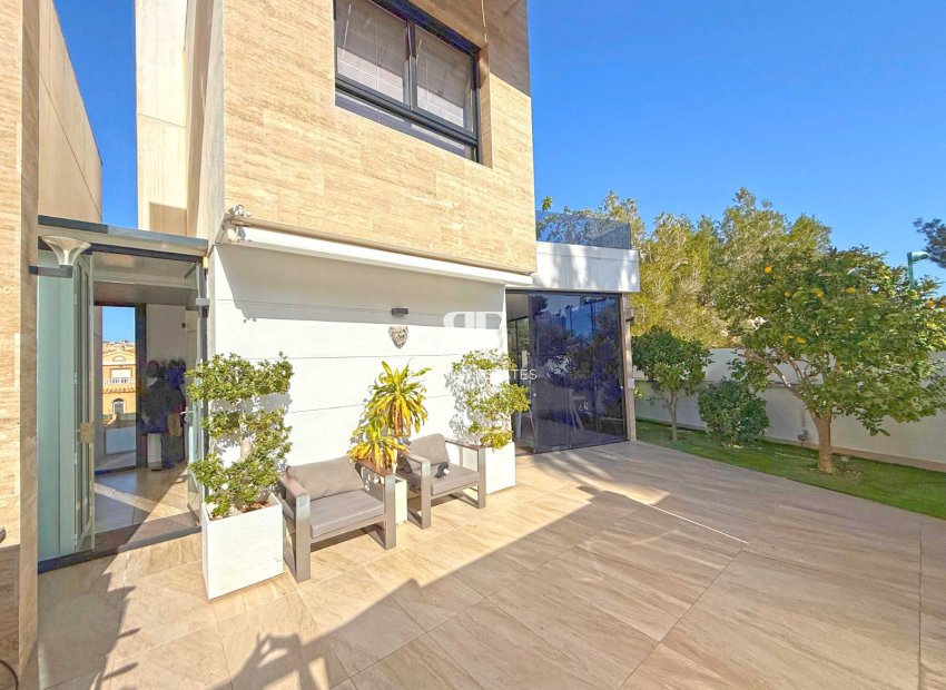 Resale - Villa -
Orihuela Costa - Villamartín
