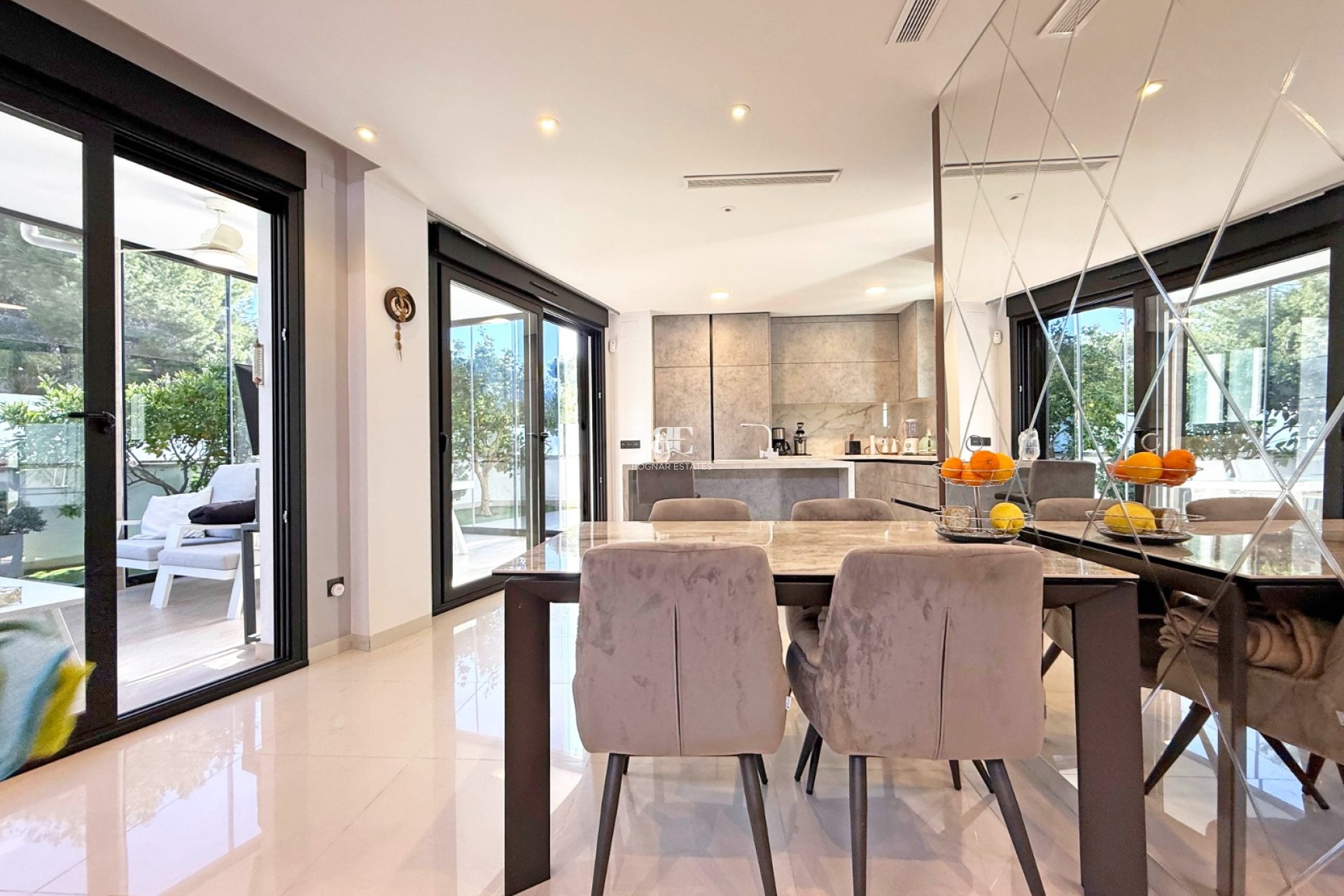 Resale - Villa -
Orihuela Costa - Villamartín