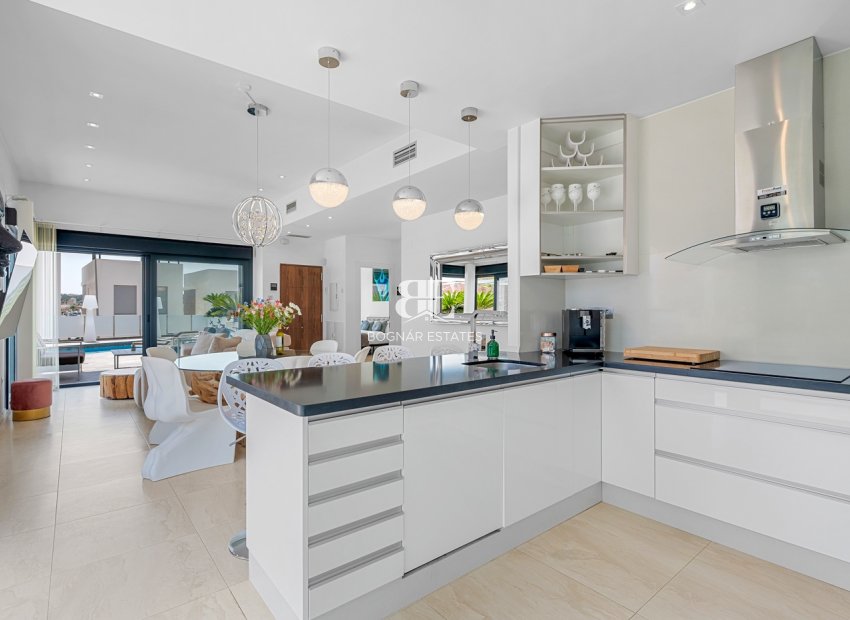 Resale - Villa -
Orihuela Costa - Villamartín