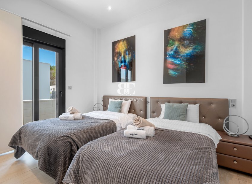 Resale - Villa -
Orihuela Costa - Villamartín