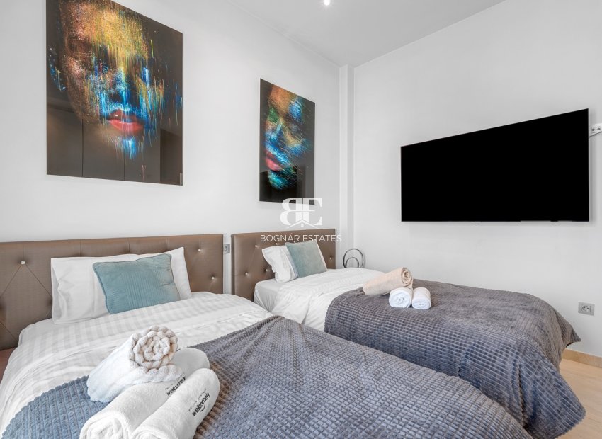 Resale - Villa -
Orihuela Costa - Villamartín