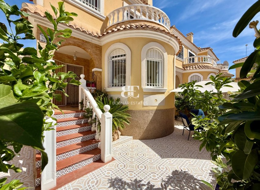 Resale - Villa -
Orihuela Costa - Villamartín