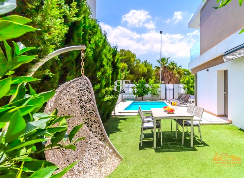 Resale - Villa -
Orihuela Costa - Villamartín