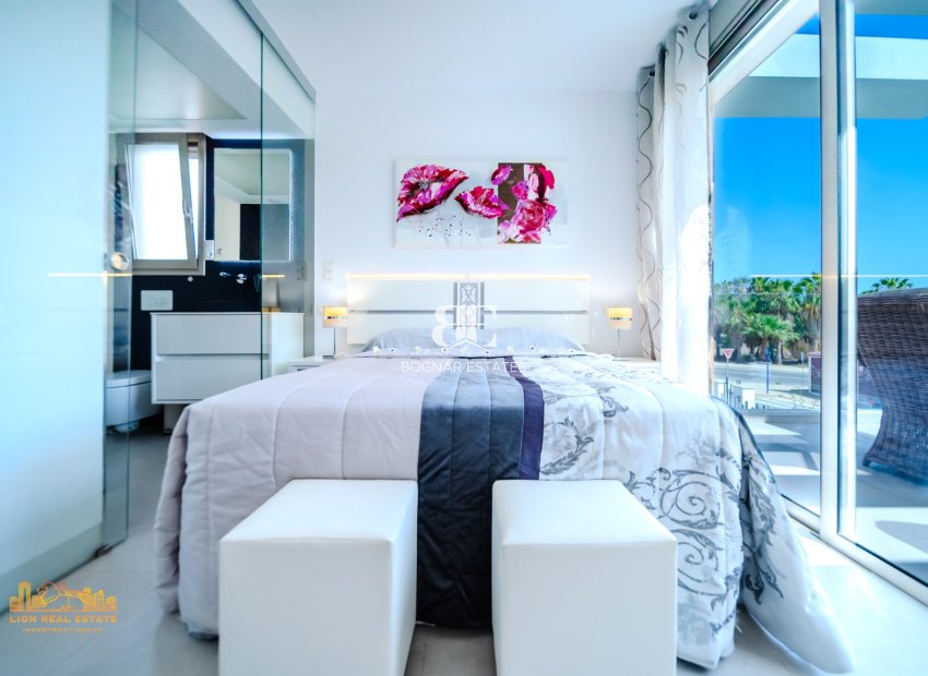 Resale - Villa -
Orihuela Costa - Villamartín