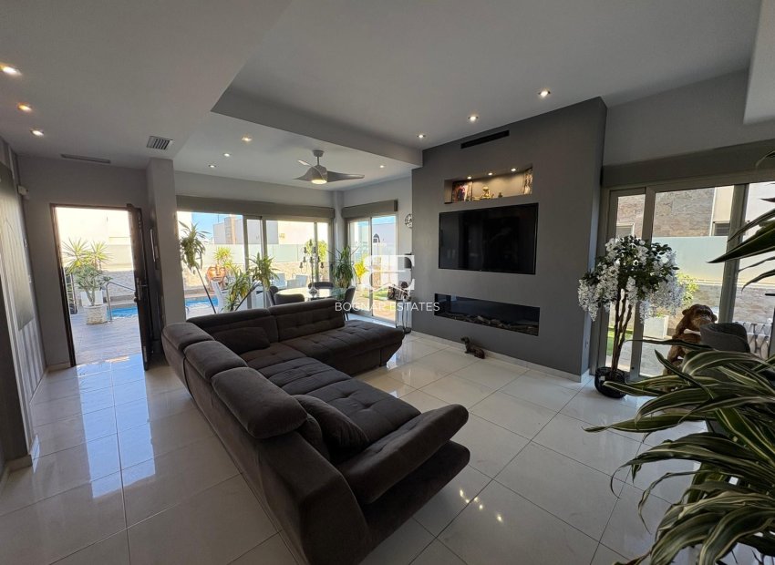 Resale - Villa -
Orihuela Costa - Villamartín