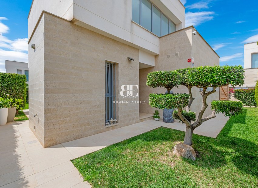 Resale - Villa -
Orihuela Costa - Vistabella