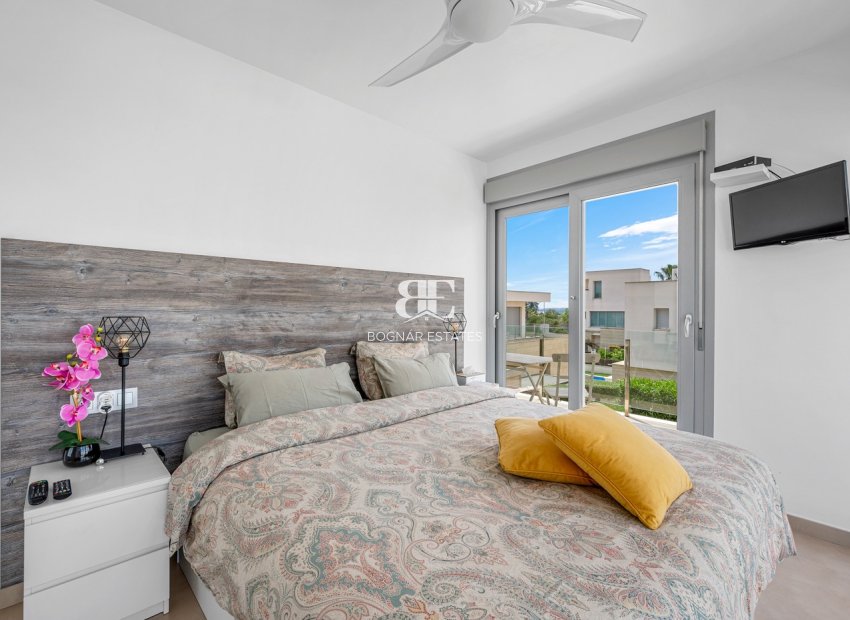 Resale - Villa -
Orihuela Costa - Vistabella