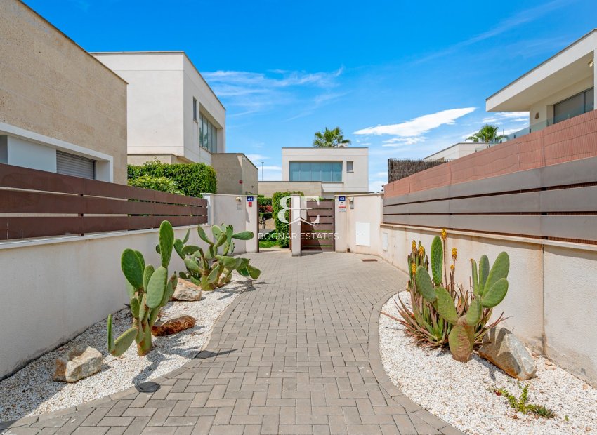 Resale - Villa -
Orihuela Costa - Vistabella