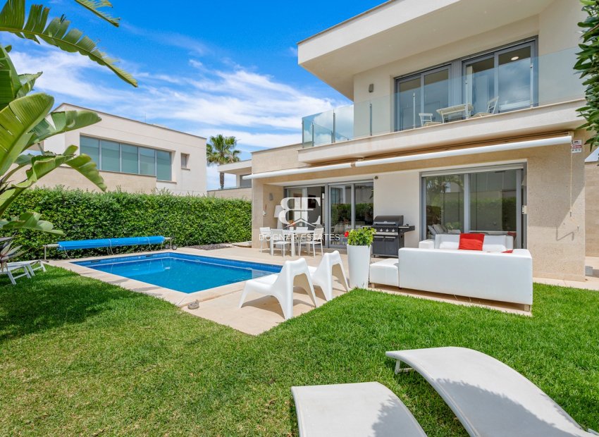 Resale - Villa -
Orihuela - Vistabella