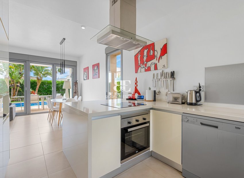 Resale - Villa -
Orihuela - Vistabella