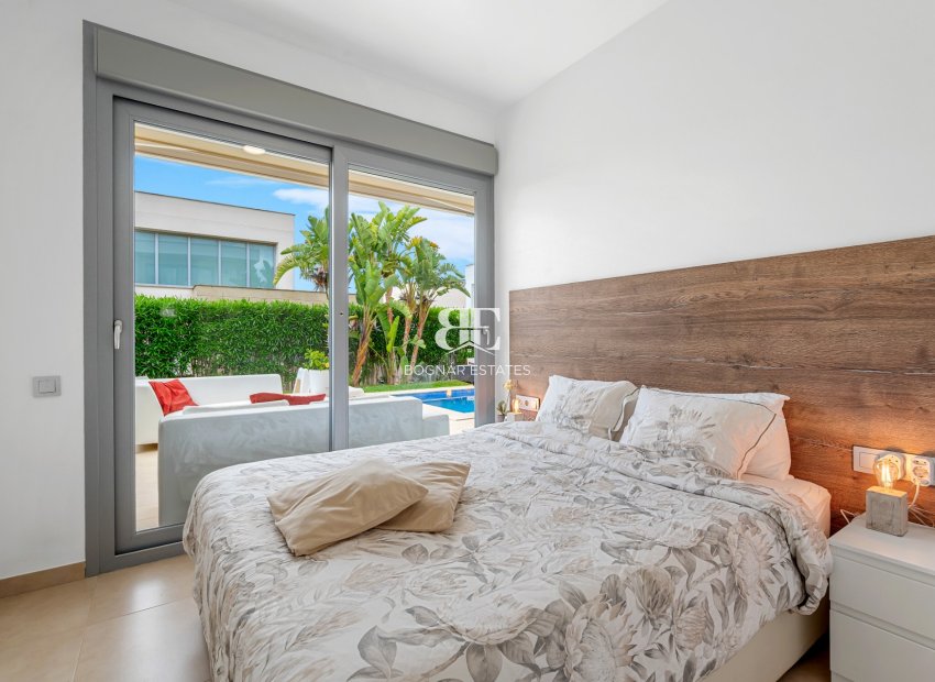 Resale - Villa -
Orihuela - Vistabella