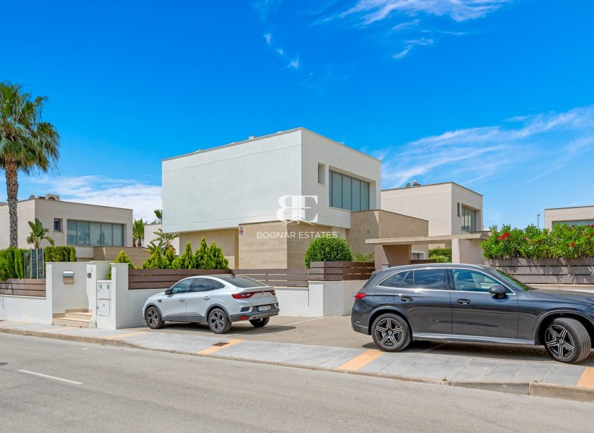 Resale - Villa -
Orihuela - Vistabella