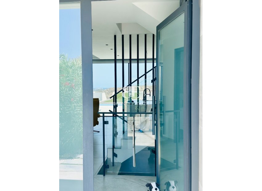 Resale - Villa -
Rojales