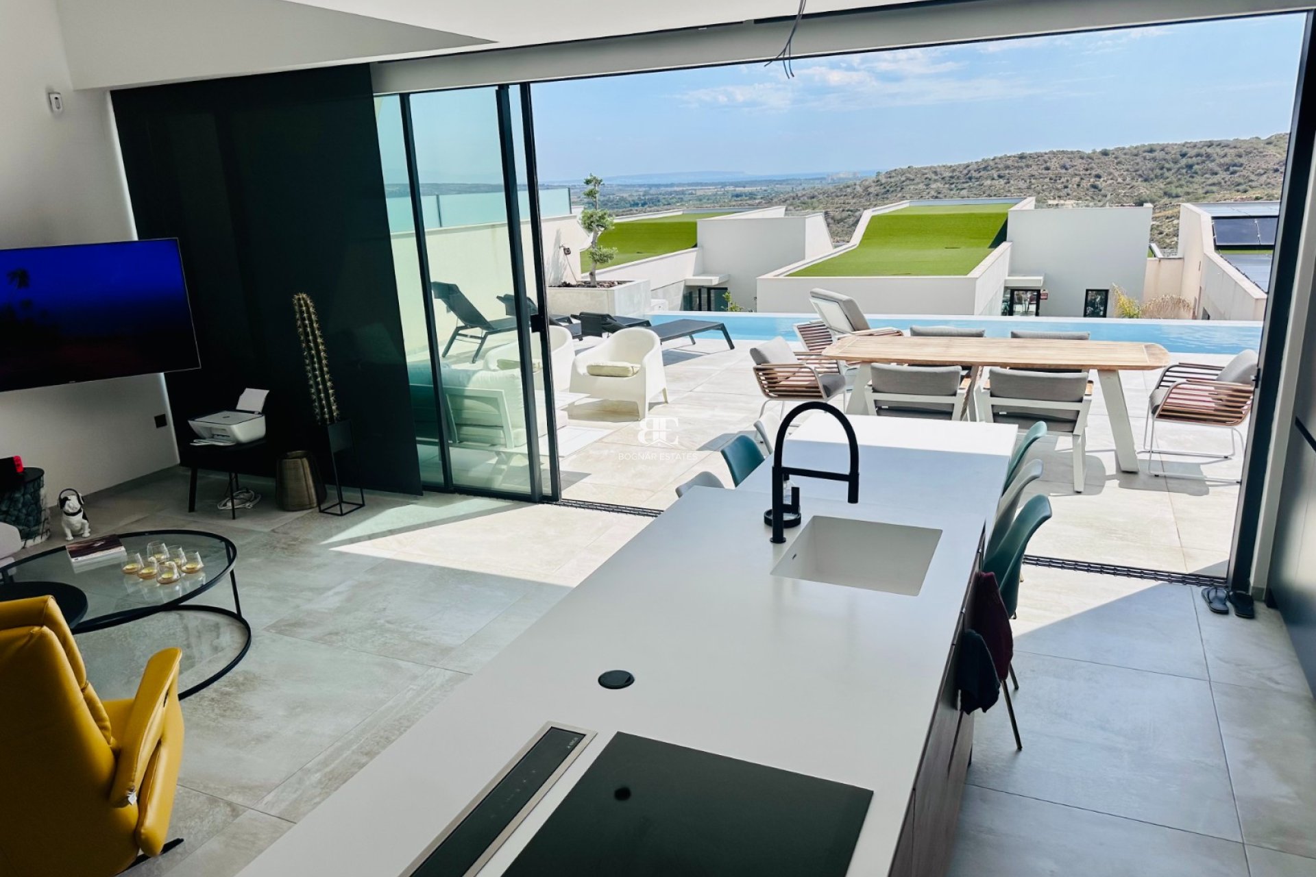 Resale - Villa -
Rojales