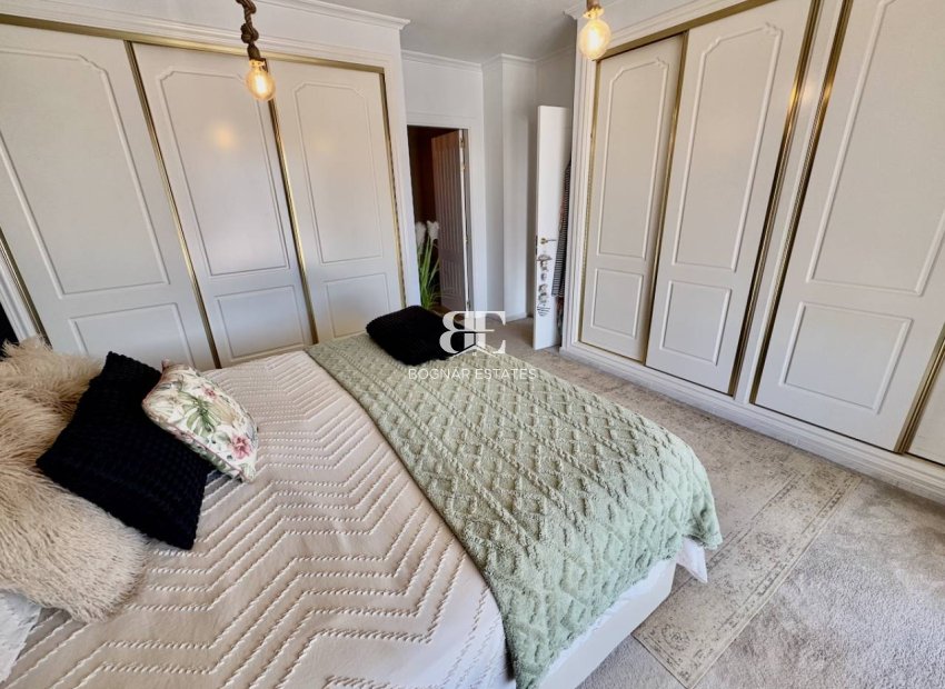Resale - Villa -
Rojales