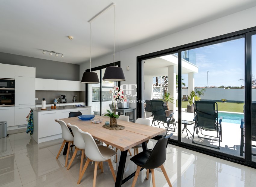 Resale - Villa -
San Fulgencio - La Marina