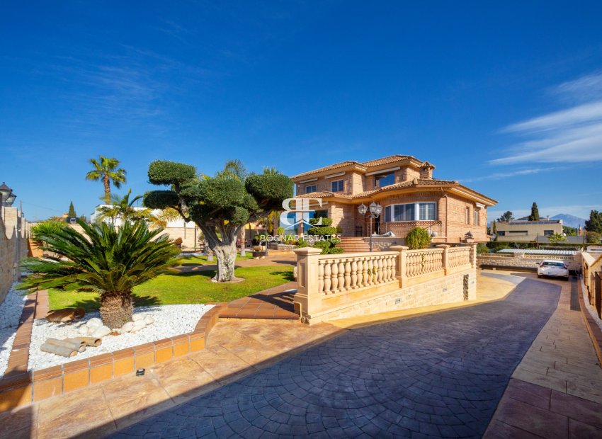 Resale - Villa -
San Vicente del Raspeig - Los Girasoles